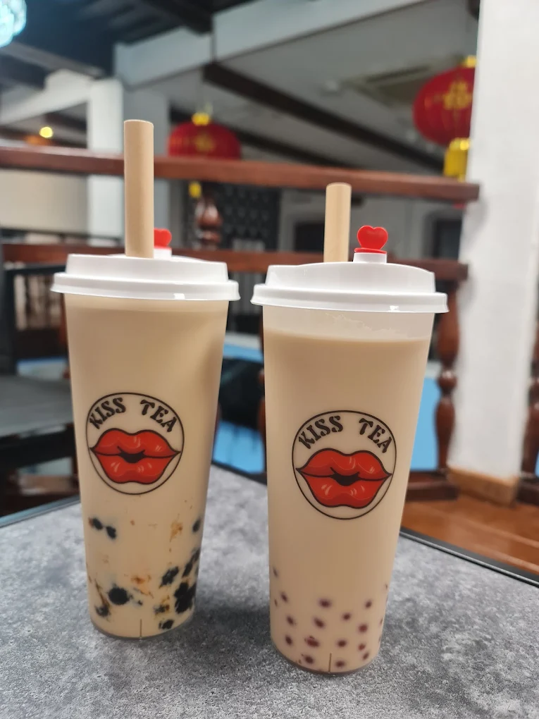 Două pahare Kiss Tea cu ceai cu lapte și perle de tapioca